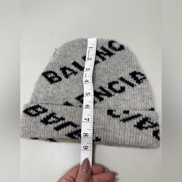 Authentic Balenciaga Grey & Black Logo Beanie – Unisex - Picture 7 of 13